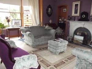 sala de estar con sofá y chimenea en Ardmeanach, en Inverness