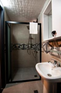 La salle de bains est pourvue d'une douche et d'un lavabo. dans l'établissement CK Boutique Hotel, à Istanbul