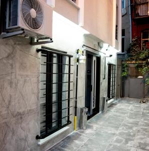 - un bâtiment avec une fenêtre et un ventilateur dans l'établissement CK Boutique Hotel, à Istanbul