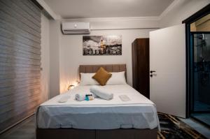 - une chambre dotée d'un lit avec des draps blancs dans l'établissement CK Boutique Hotel, à Istanbul