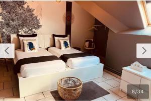 een slaapkamer met 2 bedden in een kamer bij La Villa Bastogne Gîte 4 personnes in Bastenaken