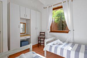 ein kleines Schlafzimmer mit zwei Betten und einem Fenster in der Unterkunft San Lameer Villa 2408 - 2 Bedroom Classic - 4 pax - San Lameer Rental Agency in Southbroom + 17 Fotos