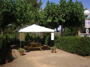Vonkajšia záhrada v ubytovaní Montsant Park Camping & Bungalow