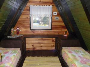 Postel nebo postele na pokoji v ubytování Zeleni Čardaci etno apartmani