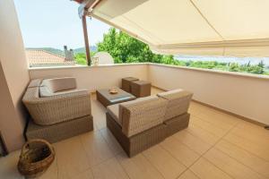 A seating area at Alcedo Villa
