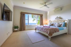 Eagle HeightsBeautiful Home with Breath-taking Views Mt Tamborine的一间带床和大窗户的卧室