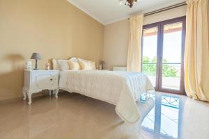A bed or beds in a room at Alcedo Villa