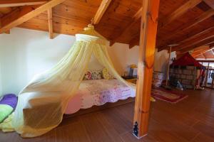A bed or beds in a room at Alcedo Villa