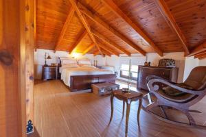 A bed or beds in a room at Alcedo Villa