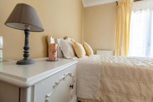 A bed or beds in a room at Alcedo Villa