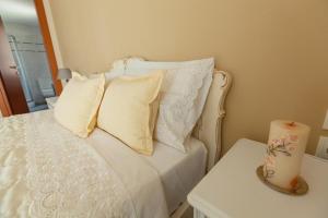 A bed or beds in a room at Alcedo Villa