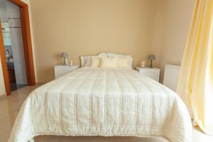 A bed or beds in a room at Alcedo Villa