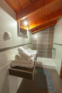 A bathroom at Alcedo Villa