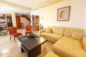 A seating area at Alcedo Villa