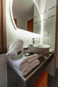 A bathroom at Alcedo Villa