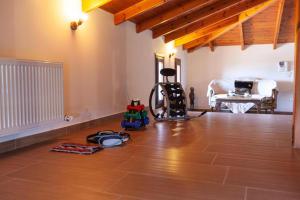 The fitness centre and/or fitness facilities at Alcedo Villa
