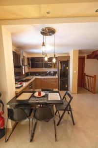A kitchen or kitchenette at Alcedo Villa