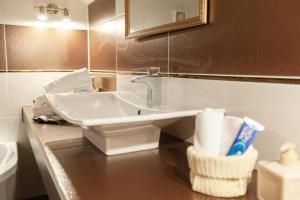 A bathroom at Alcedo Villa