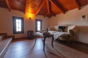 A bed or beds in a room at Alcedo Villa