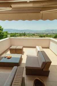 A seating area at Alcedo Villa