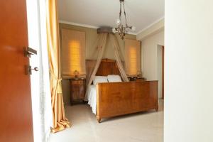 A bed or beds in a room at Alcedo Villa