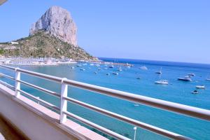 widok na port z łodziami w wodzie w obiekcie Firstline apartment RUBINO Arenal-Bol Calpe w mieście Calpe
