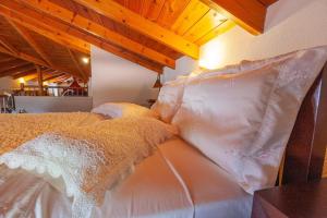 A bed or beds in a room at Alcedo Villa