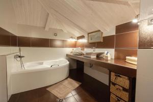 A bathroom at Alcedo Villa