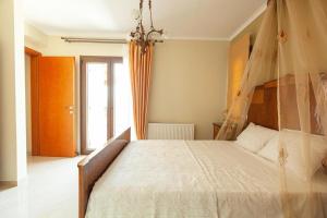 A bed or beds in a room at Alcedo Villa