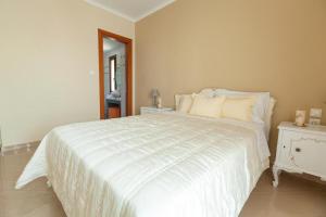A bed or beds in a room at Alcedo Villa