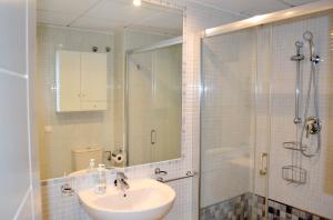 Łazienka w obiekcie Firstline apartment RUBINO Arenal-Bol Calpe
