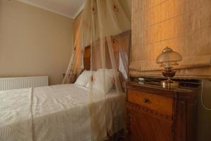 A bed or beds in a room at Alcedo Villa