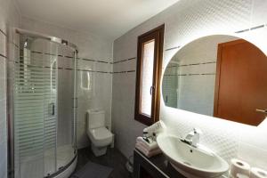 A bathroom at Alcedo Villa