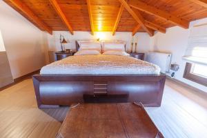 A bed or beds in a room at Alcedo Villa