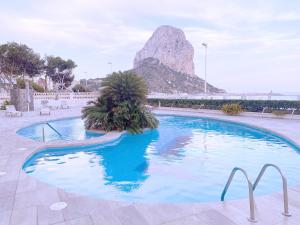 basen z górą w tle w obiekcie Firstline apartment RUBINO Arenal-Bol Calpe w mieście Calpe