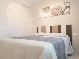 sypialnia z łóżkiem i obrazem na ścianie w obiekcie Firstline apartment RUBINO Arenal-Bol Calpe w mieście Calpe +24 zdjęcia