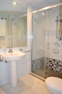 Łazienka w obiekcie Firstline apartment RUBINO Arenal-Bol Calpe