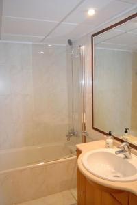 Łazienka w obiekcie Firstline apartment RUBINO Arenal-Bol Calpe