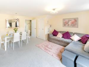 Ruang duduk di Pass the Keys Stylish modern two bedroom home in Shrewsbury