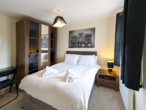 1 dormitorio con 1 cama grande y toallas. en Pass the Keys Stylish modern two bedroom home in Shrewsbury en Shrewsbury