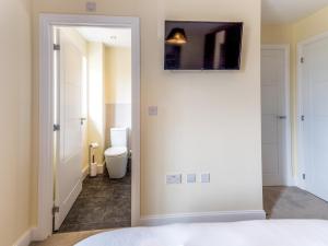 Katil atau katil-katil dalam bilik di Pass the Keys Stylish modern two bedroom home in Shrewsbury +18 gambar
