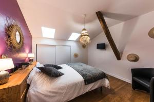 - une chambre avec un lit et un bureau en bois dans l'établissement Les Gîtes du château - L Appartement du Roi - Magnifique Appartement face au château, à Nérac