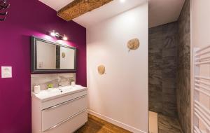 Koupelna v ubytování Les Gîtes du château - L Appartement du Roi - Magnifique Appartement face au château + 15 fotografií
