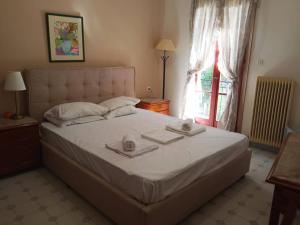 Ένα ή περισσότερα κρεβάτια σε δωμάτιο στο Ξενοδοχείο Κούκoνας