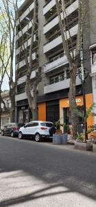 une voiture blanche garée devant un immeuble dans l'établissement Studio FR Palermo Hollywood, à Buenos Aires