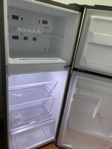 モアルボアルにあるPalm Tree Lodgeの開閉可能なオープン冷蔵庫