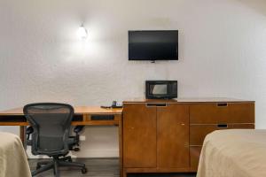 TV a/nebo společenská místnost v ubytování Rodeway Inn Broken Bow-Hochatown