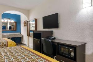 TV a/nebo společenská místnost v ubytování Rodeway Inn Broken Bow-Hochatown
