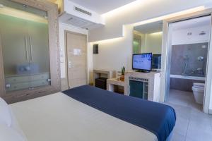 Cama ou camas em um quarto em Smy Aran Blu Roma Mare