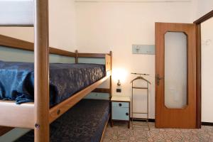 1 dormitorio con 2 literas y espejo en Arenzano pineta, en Arenzano